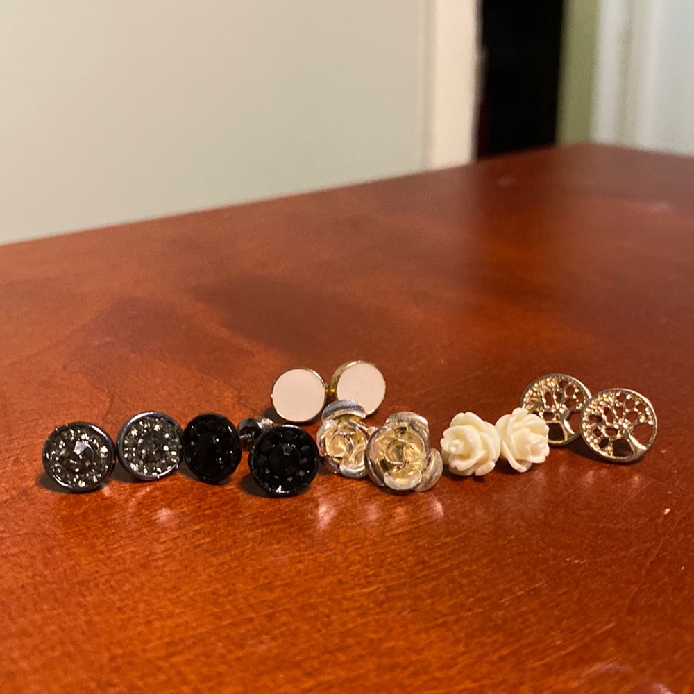 Set of earrings (studs)